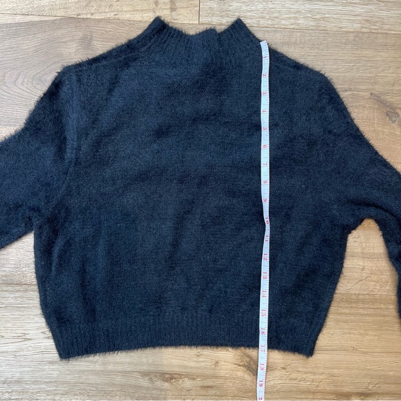 H&M Cut-out Sweater - Picture 7 of 7